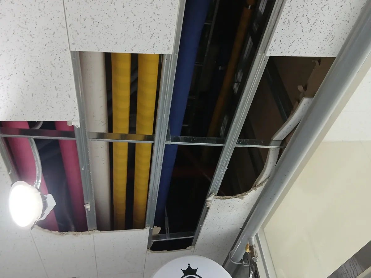보수 전 천장텍스 이음새 균열 부위